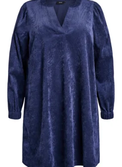 Kurzes Samtkleid mit langen Ärmeln