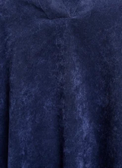 Kurzes Samtkleid mit langen Ärmeln