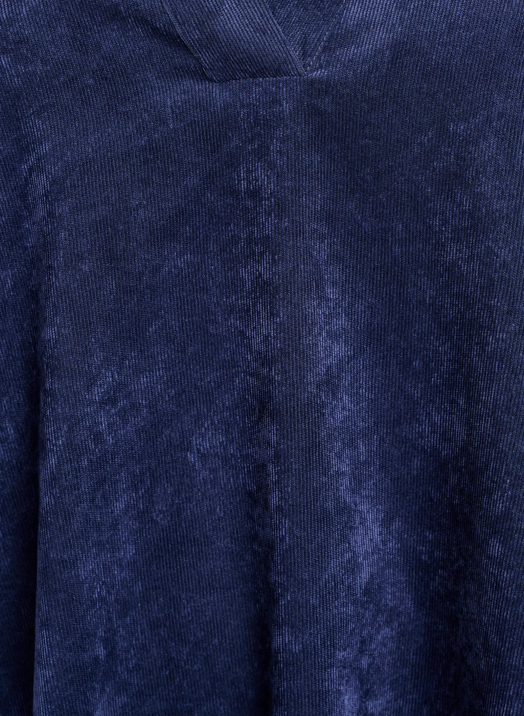 Kurzes Samtkleid mit langen Ärmeln