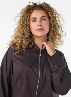 Kurzes Shirt mit Zwei-Wege-Reißverschluss