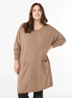 Kurzes Strickkleid mit Mittelnaht und Taschen