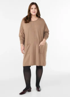 Kurzes Strickkleid mit Mittelnaht und Taschen