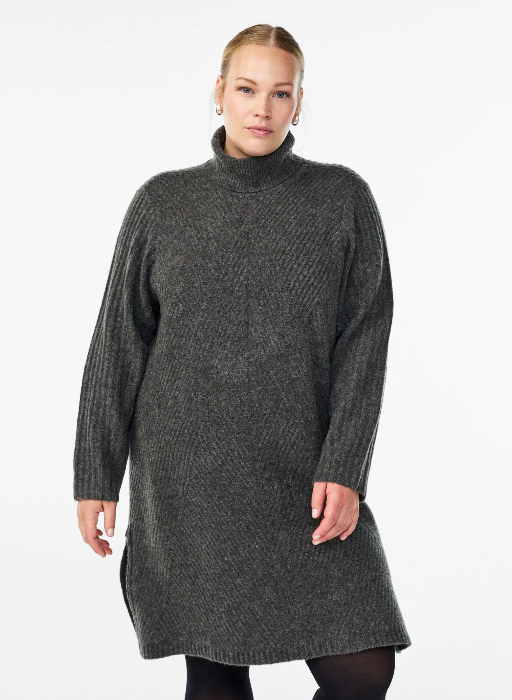 Kurzes Strickkleid mit Rollkragen und Rippstruktur