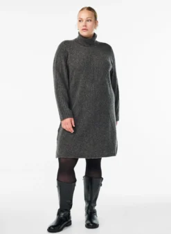 Kurzes Strickkleid mit Rollkragen und Rippstruktur