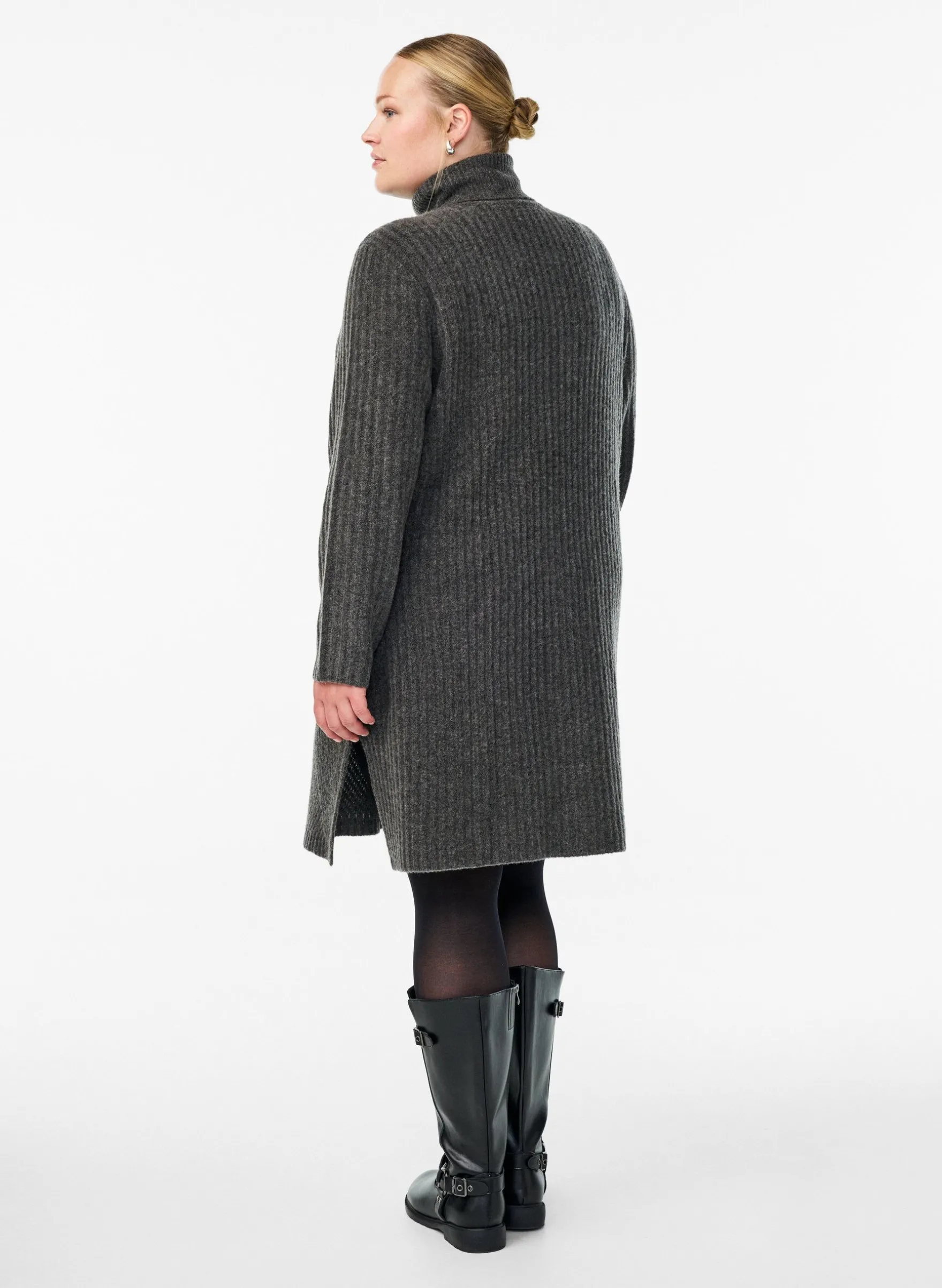 Kurzes Strickkleid mit Rollkragen und Rippstruktur