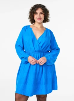 Kurzes strukturiertes Kleid in Wickeloptik