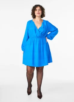 Kurzes strukturiertes Kleid in Wickeloptik