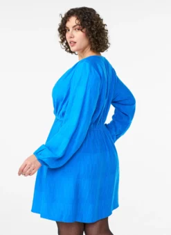 Kurzes strukturiertes Kleid in Wickeloptik