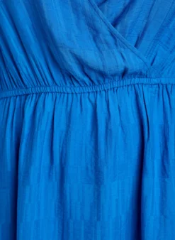 Kurzes strukturiertes Kleid in Wickeloptik