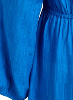 Kurzes strukturiertes Kleid in Wickeloptik