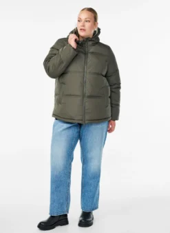 Kurze Steppjacke mit Kapuze und Zwei-Wege-Reißverschluss