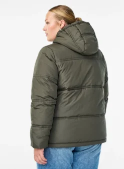 Kurze Steppjacke mit Kapuze und Zwei-Wege-Reißverschluss