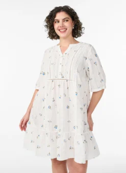 Kurzes Viskosekleid mit Spitzenbesatz und A-Linien-Schnitt