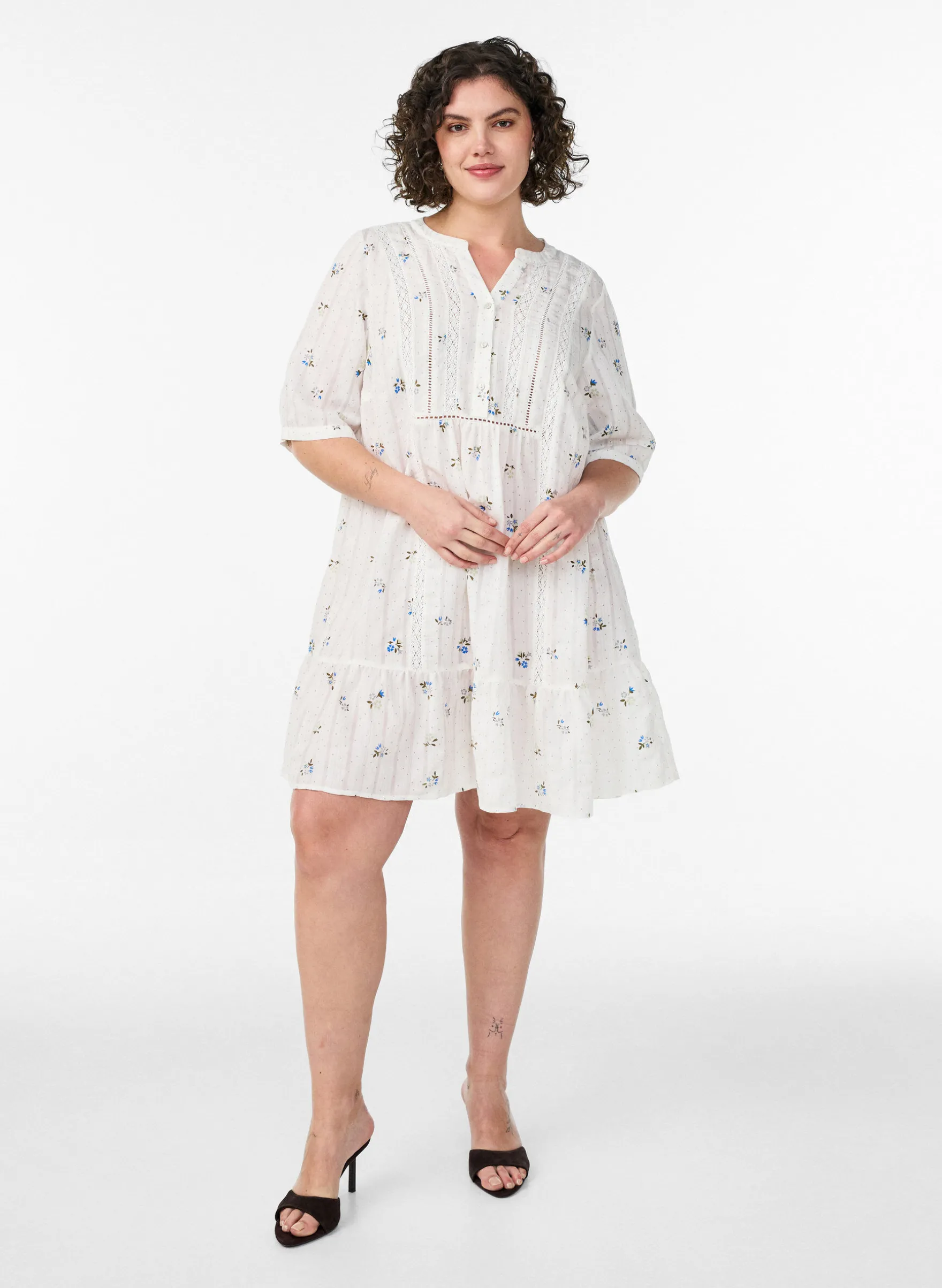 Kurzes Viskosekleid mit Spitzenbesatz und A-Linien-Schnitt