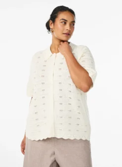 Kurzärmelige Strickjacke mit Polokragen und Lochstickerei