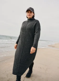 Langes, übergroßes Strickkleid mit Schlitz
