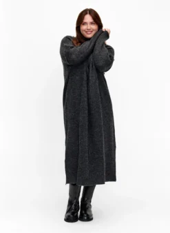 Langes, übergroßes Strickkleid mit Schlitz