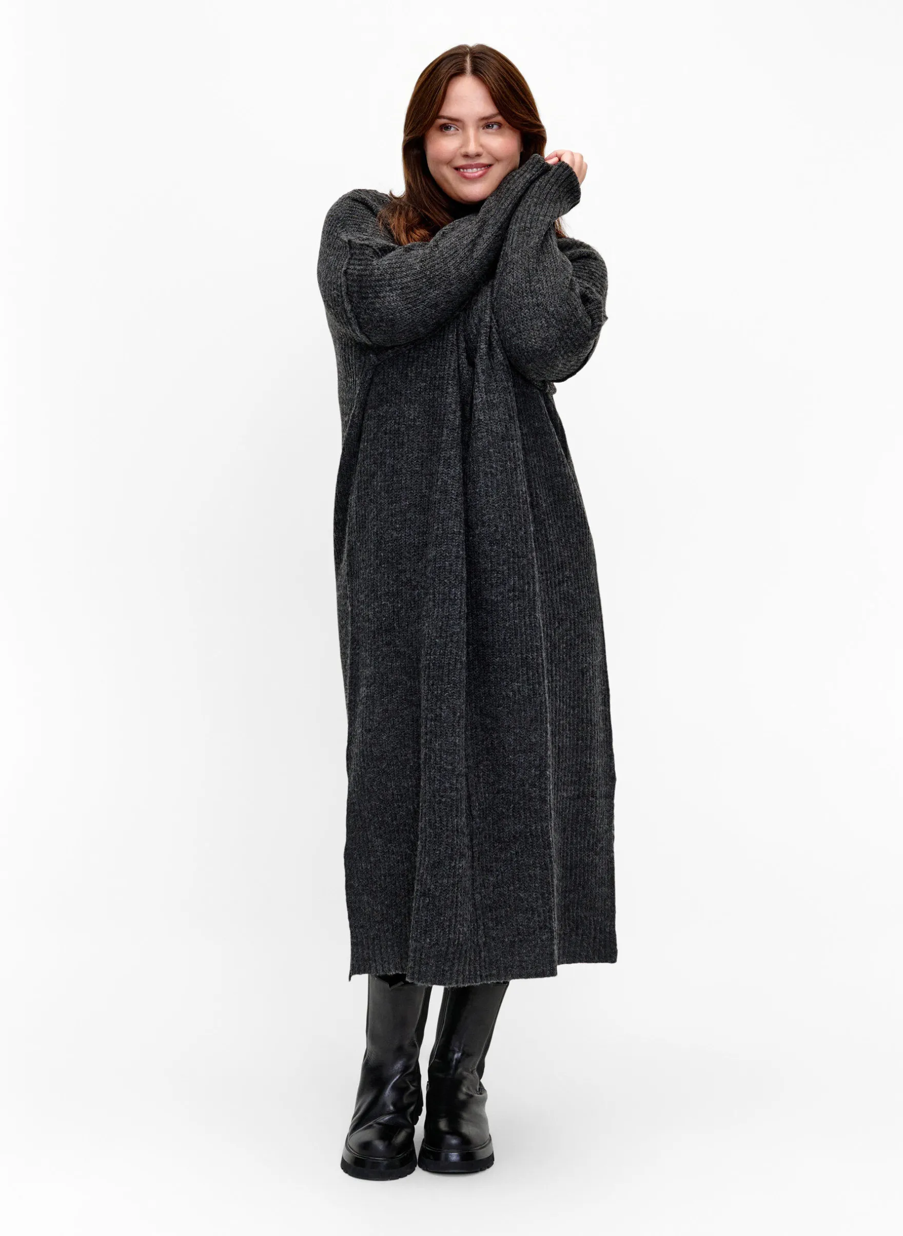 Langes, übergroßes Strickkleid mit Schlitz
