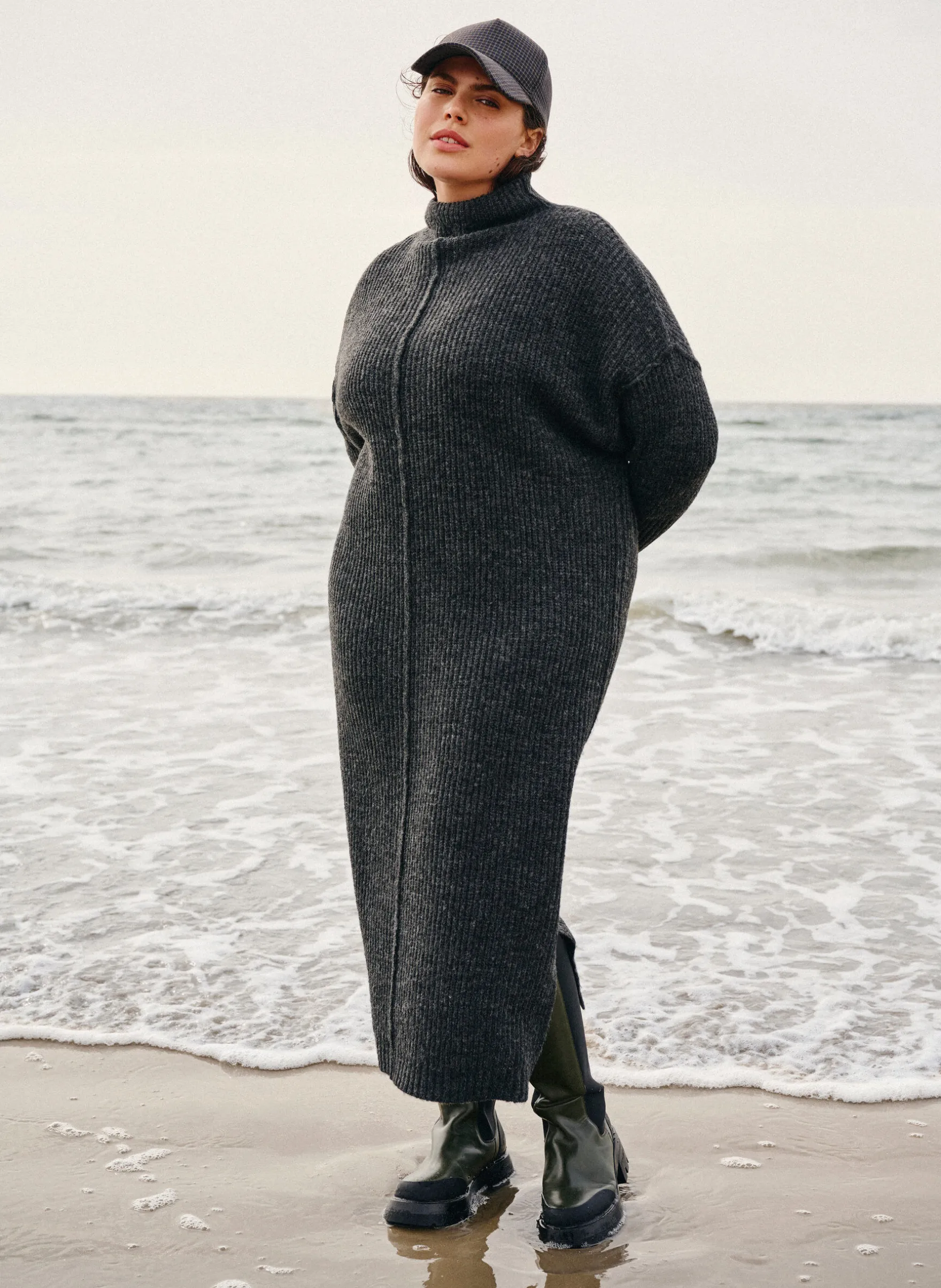 Langes, übergroßes Strickkleid mit Schlitz