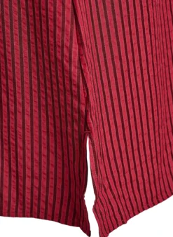 Langes gestreiftes Hemd mit Knopfdetail am Rücken
