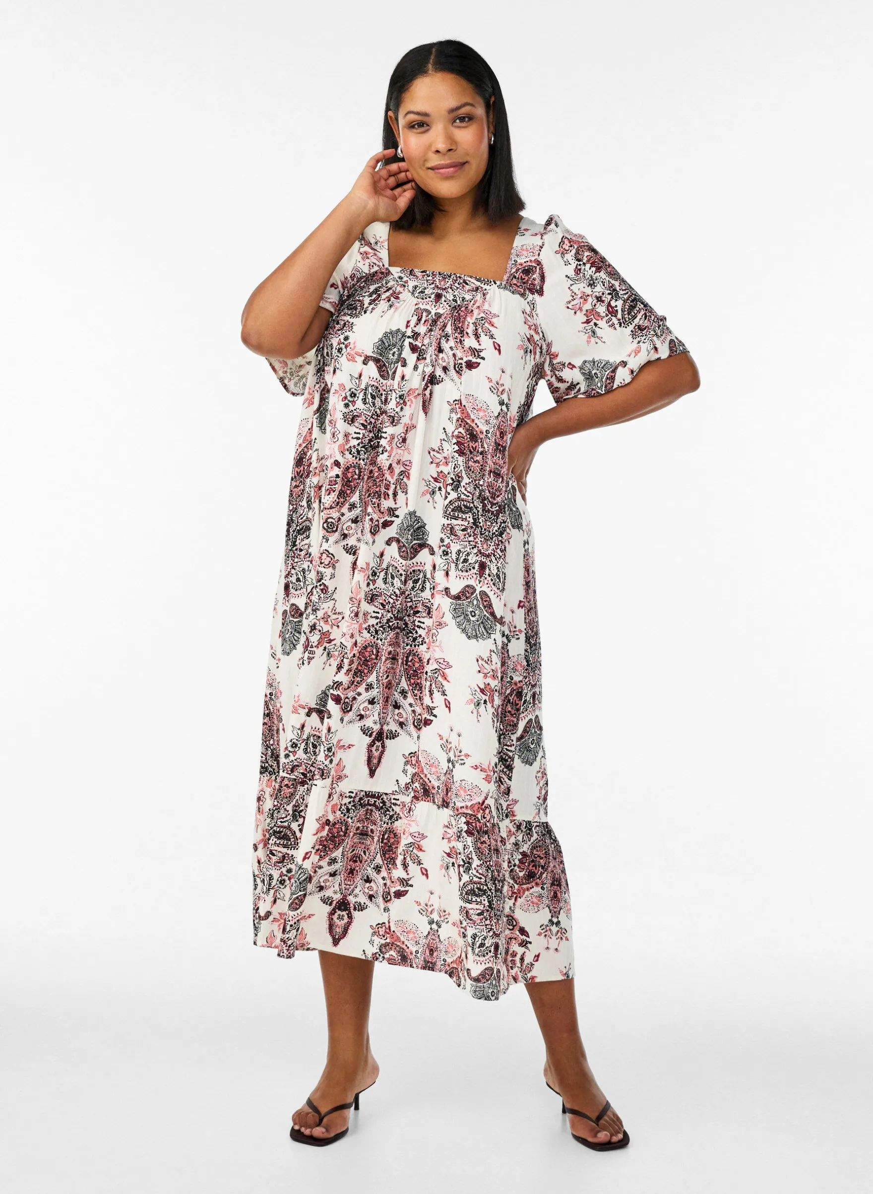 Langes Kleid mit eckigem Ausschnitt und floralen Mustern
