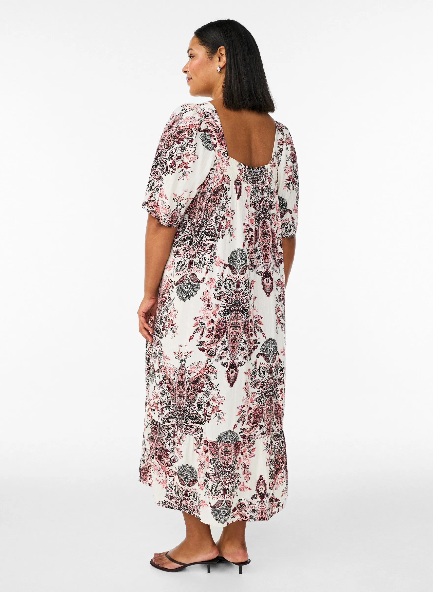 Langes Kleid mit eckigem Ausschnitt und floralen Mustern
