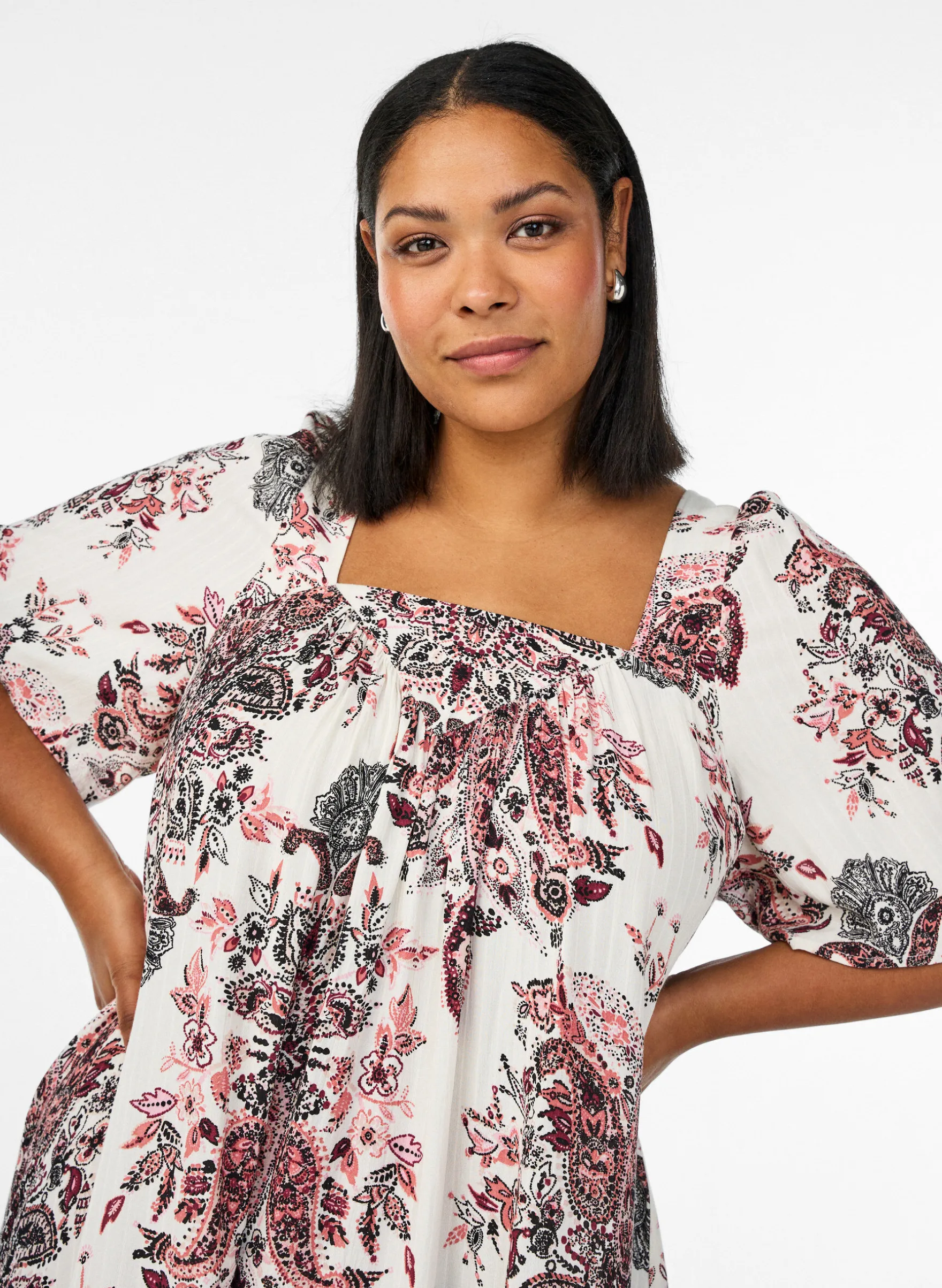 Langes Kleid mit eckigem Ausschnitt und floralen Mustern