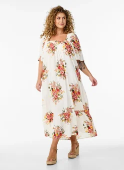 Langes Kleid mit eckigem Ausschnitt und floralen Mustern