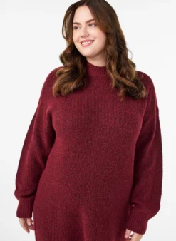 Langes Strickkleid mit hohem Kragen
