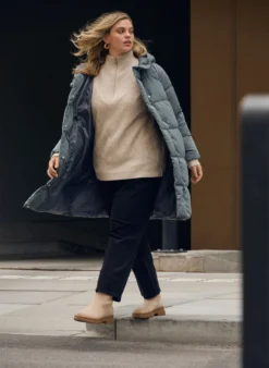 Lange Steppjacke mit Kapuze