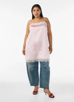 Langes Top aus Satin mit Spitzen