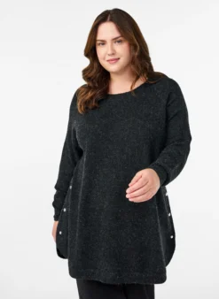 Lange Strickbluse mit Kugelknöpfen