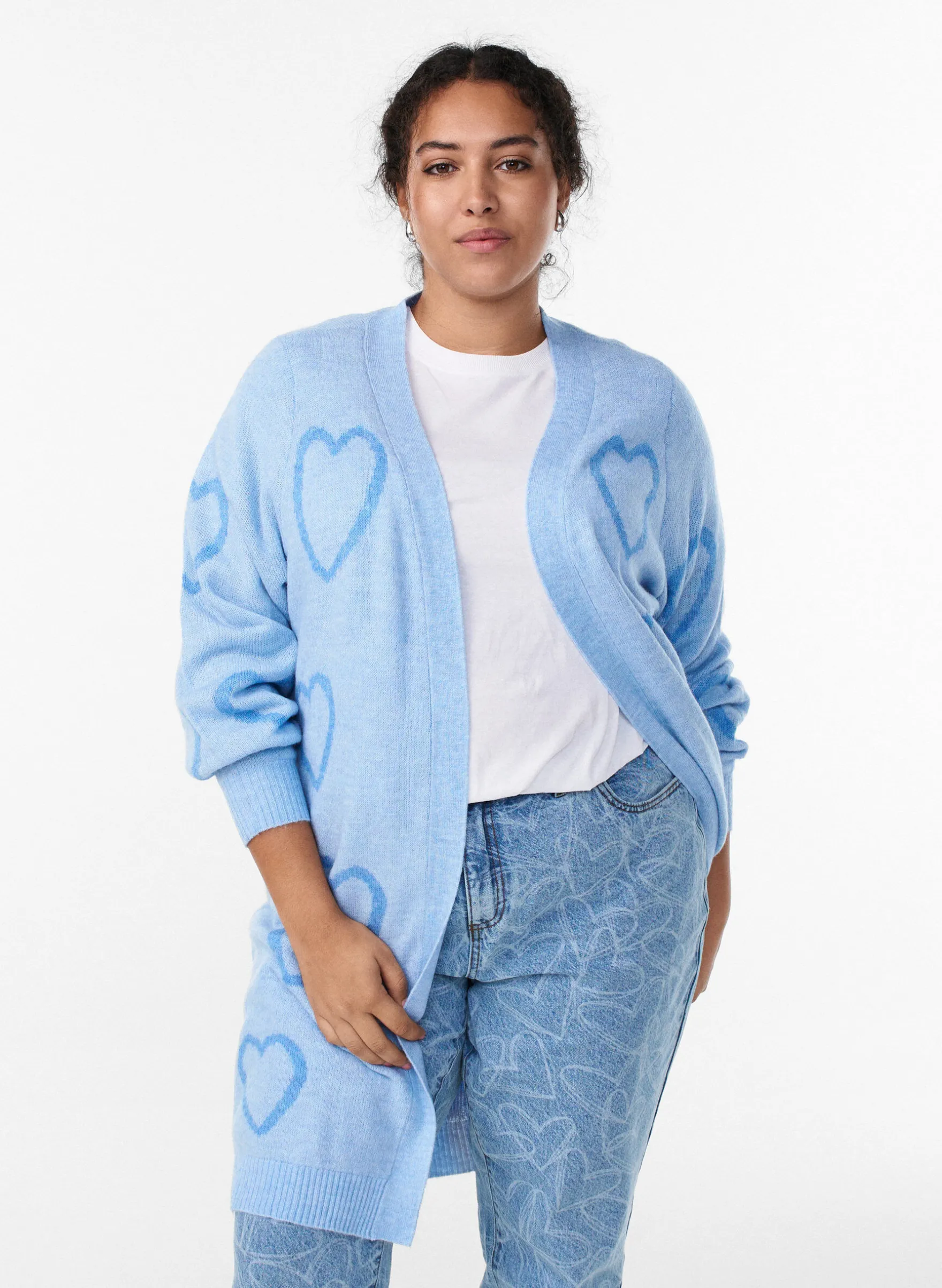 Lange Strickjacke mit Ton-in-Ton-Herzen