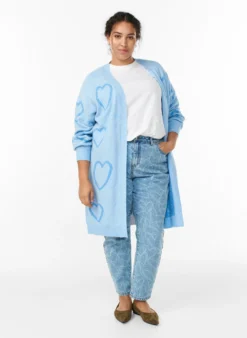 Lange Strickjacke mit Ton-in-Ton-Herzen