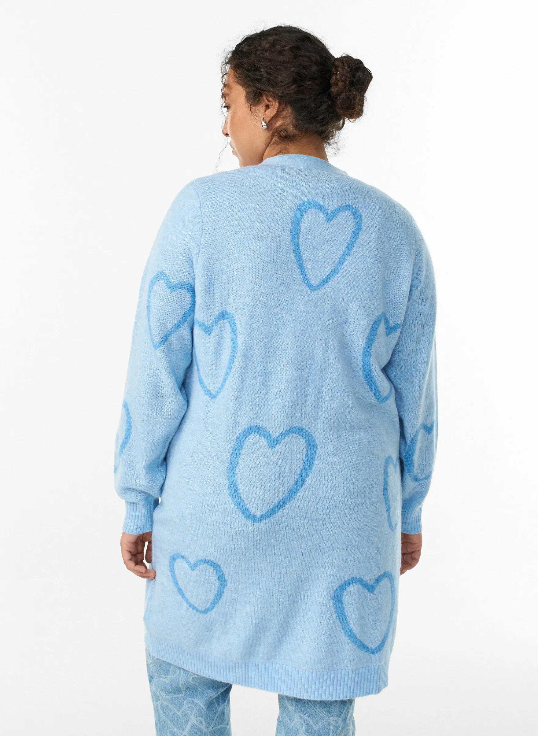Lange Strickjacke mit Ton-in-Ton-Herzen