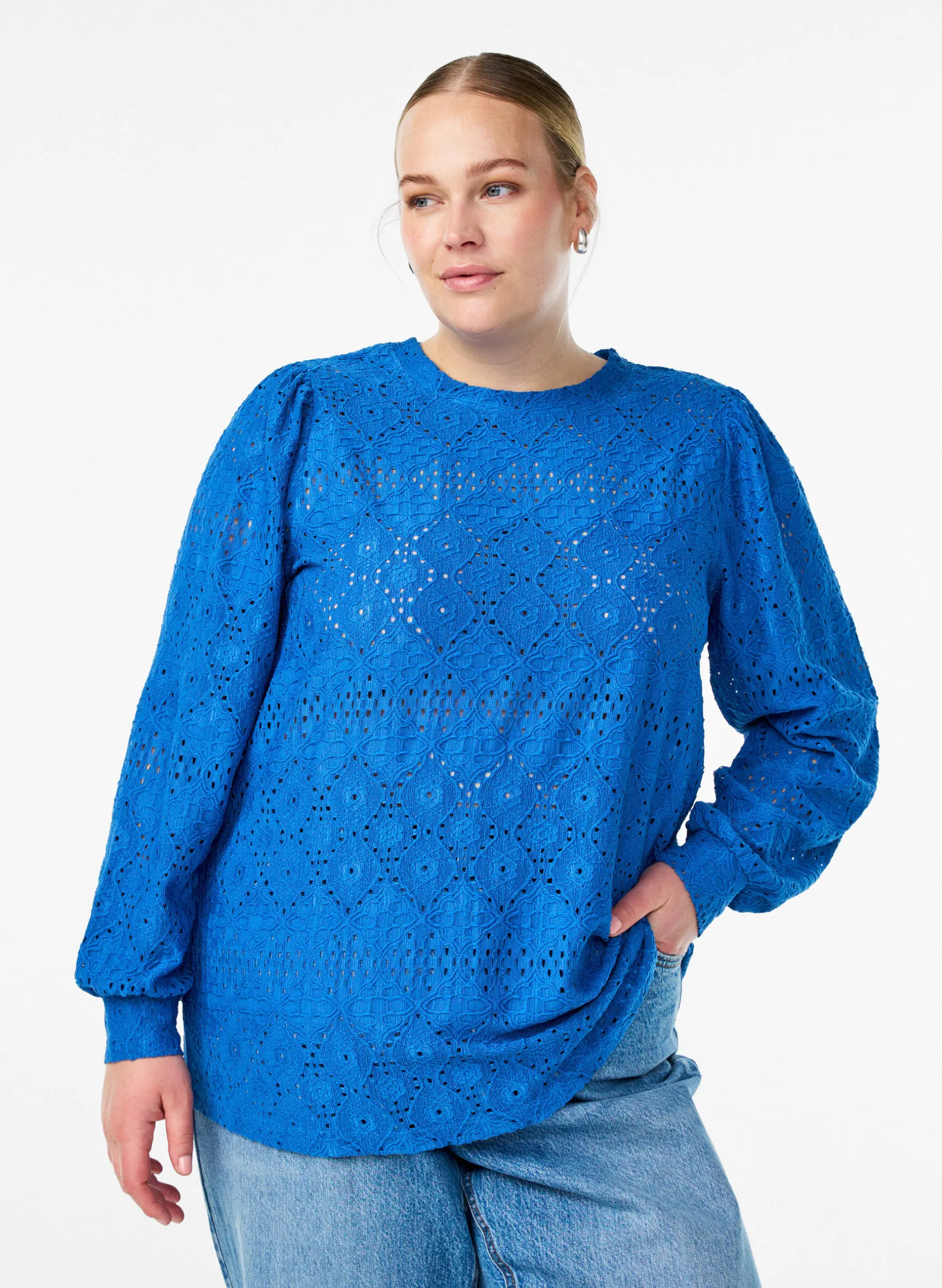 Langärmelige Bluse mit Lochstickerei