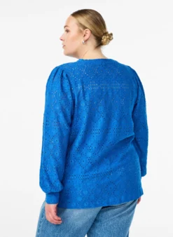 Langärmelige Bluse mit Lochstickerei