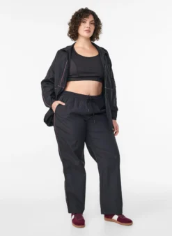 Leichte Hose mit Kontrastpaspeln und hoher Taille