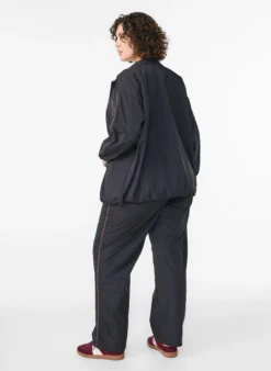 Leichte Hose mit Kontrastpaspeln und hoher Taille