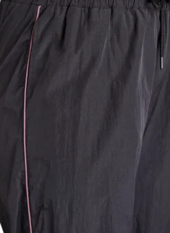 Leichte Hose mit Kontrastpaspeln und hoher Taille