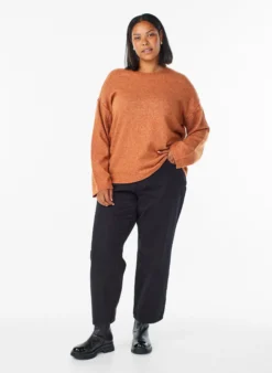 Lockerer Strickpullover mit Kontrastnähten