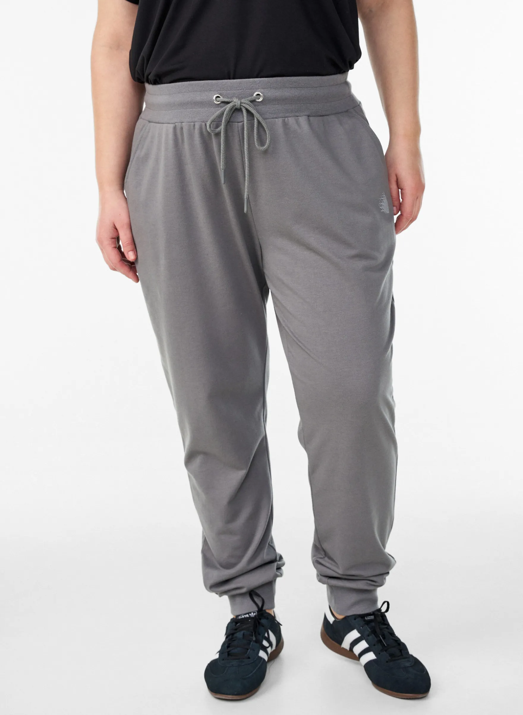 Lockere Trainingshose mit Taschen