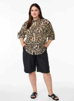 Locker sitzendes Shirt mit Tierprint und Brusttaschen