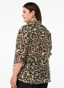 Locker sitzendes Shirt mit Tierprint und Brusttaschen