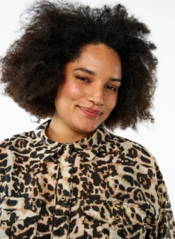 Locker sitzendes Shirt mit Tierprint und Brusttaschen