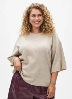 Locker sitzende Strickshirt mit kurzen Ärmeln