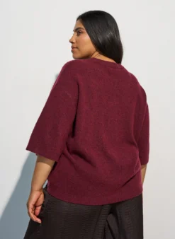 Locker sitzende Strickshirt mit kurzen Ärmeln
