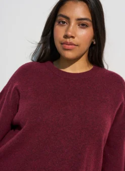 Locker sitzende Strickshirt mit kurzen Ärmeln