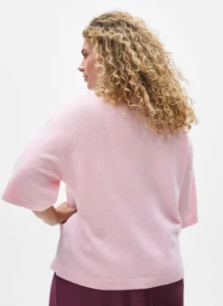 Locker sitzende Strickshirt mit kurzen Ärmeln