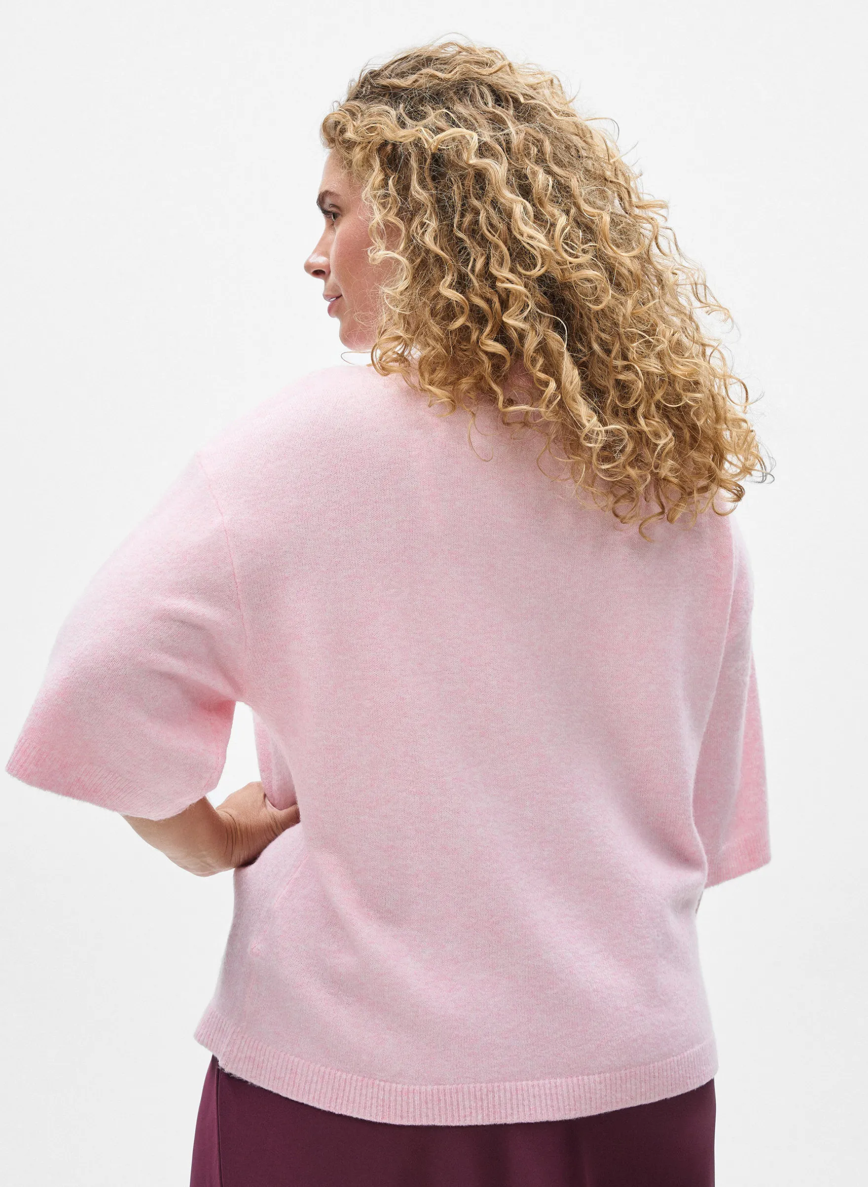 Locker sitzende Strickshirt mit kurzen Ärmeln